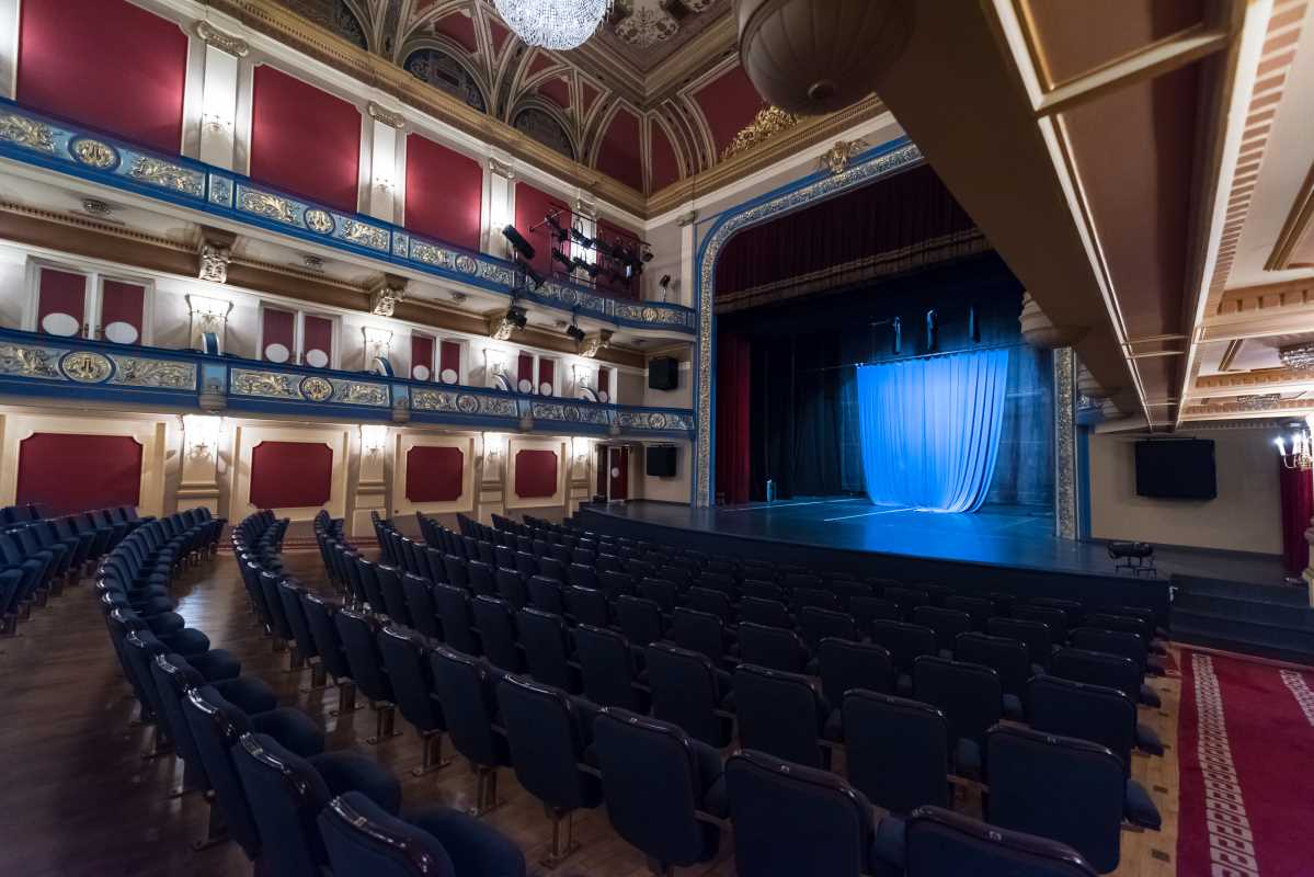 10 Unique Date Night Ideas at Your Local Theater